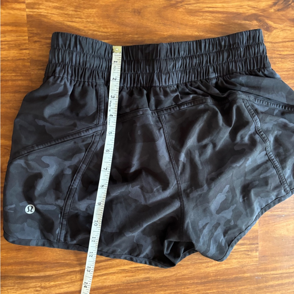 Lululemon Tracker Short 4” Heritage 365 Camo Deep Coal Multi Running Shorts sz 8 - Picture 7 of 8